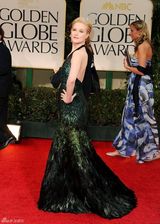 组图：69届金球奖伊万-蕾切尔-伍德羽毛裙动人