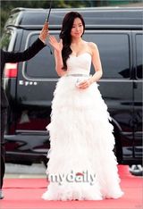 组图：洪秀雅现身百想红毯低胸长裙秀双峰