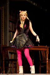 组图：梅婷《疯人院》里日臻成熟 舞台魅力征服全场