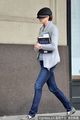 组图：安妮-海瑟薇低调逛书店 修生养性扫5大本