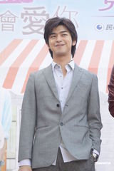 组图：林依晨剧组庆生 受访安慰隋棠失奖