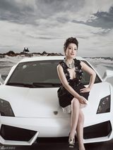 幻灯图：秦海璐登汽车杂志封面  知性大气驾驭名车