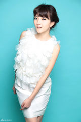 组图：白卉子曝纯美写真 清新淡雅如茉莉