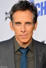 组图：本-斯蒂勒新片首映深情注视女伴