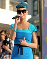 组图：凯蒂佩里蓝发爆乳似芭比 斗鸡眼表情鬼马