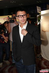 组图：谢霆锋出席英皇春茗 姗姗来迟拒受访