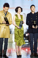 组图：秦海璐荣获志愿先锋奖 呼吁关注希望小学