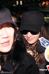 幻灯组图：萧亚轩强忍丧母之痛 赴上海为世博MV赶工