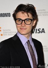 组图：《魔鬼绳结》首映 威瑟斯彭性感露乳沟