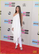 组图：赞达亚白色长裙亮相 露香肩小性感