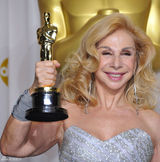 高清组图：奥斯卡后台获奖众星举金人光彩照人