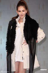 组图：周杰伦绯闻女友昆凌一改甜美变性感酷妹