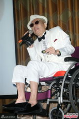 组图：血癌缠身高凌风墨镜遮面 称满脸是洞