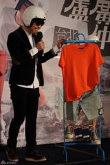 组图：卢广仲退伍复出 变发增肌三月开唱