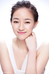 组图：焦俊艳白裙写真 优雅淡妆美不胜收