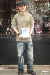 组图：陈冠希举办改版签书会 自曝与女友无结婚打算