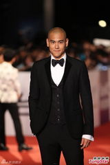 组图：《激战》彭于晏亮相红毯 光头抢镜