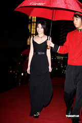 幻灯图：侯佩岑白色长裙高贵 陈怡蓉深V礼服秀性感