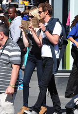 组图：艾玛与加菲反狗仔 出奇招做慈善