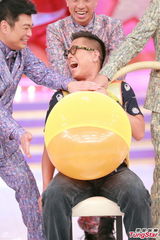 组图：郑伊健陈小春《无敌奖门人》录影玩游戏