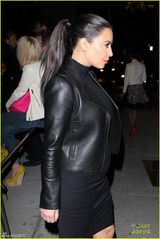 组图：卡戴珊怀孕穿紧身裙更显“前凸”后翘