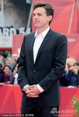 《我仍在这里》首映 导演卡西与影迷亲切玩自拍 