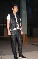 组图：贾乃亮受邀活帅气朋克 被问婚期害羞不答