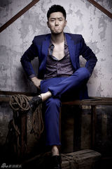 组图：李东学《时装L’OFFICIEL》迷人微笑