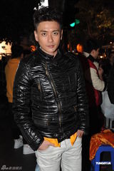 组图：《喜上加囍》杀青封街 数百群众演员街头热舞