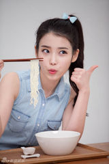 组图：韩星IU全新写真水蓝色洋溢清新