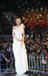 高清图集：霍思燕白裙亮相大影节 优雅似缪斯女神