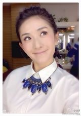 组图：谢娜学生装五连拍 挤眉弄眼表情丰富