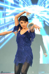 组图：何琳与男伴贴身热舞 上演性感爵士诱惑