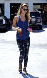 组图：杰西卡-阿尔芭蓝色小背心搭印花裤