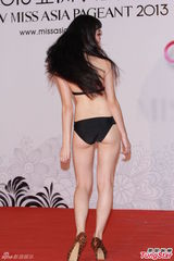 组图：亚姐泳装火辣秀胸 怪咖多女版王祖蓝现身