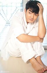 组图：洪连城曝白衣写真 展现阳光柔情男魅力