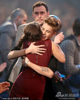 组图：比伯获奖开心熊抱老妈 演出随性抓裤裆