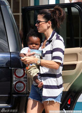 组图：桑德拉-布洛克怀抱养女不熟练上演金鸡独立