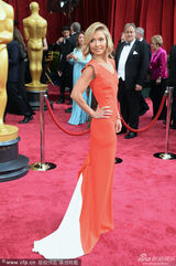 组图：电视主持凯莉-蕾帕红裙秀完美身材