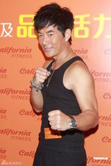 组图：任贤齐健身代言秀麒麟臂