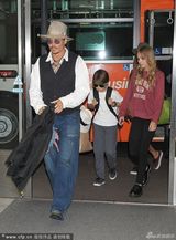 组图：德普携女友和子女亮相机场 搞怪逗小粉丝