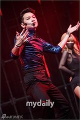 组图：东方神起回归夺首冠 女团成员台上晕倒