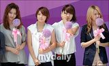 组图：组合T-ara与4minute出席公益活动甜美可爱