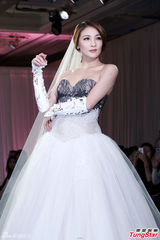 组图：陈思璇穿婚纱沾喜气 期待海岛婚礼