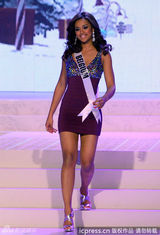 组图：奥利维娅夺环球小姐桂冠 圆润双峰隐现