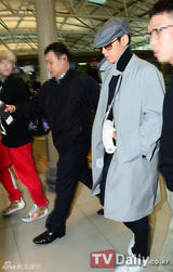 组图：韩团BigBang赴新加坡开唱 TOP带伤亮相