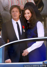 组图：麦卡特尼携娇妻领奖章 女儿遭冷落