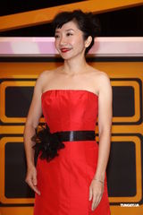 组图：金钟奖主持人陶晶莹 削肩红裙小露性感