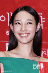 组图：白百何穿荷叶裙险走光 与彭于晏比爱心