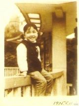 组图：王菲与母亲罕见合影 童年萌照显精灵